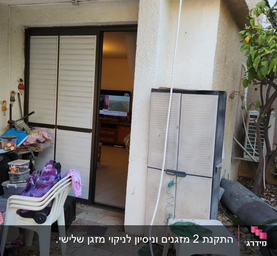 חצר עם כיסאות פלסטיק וצינור מזגן